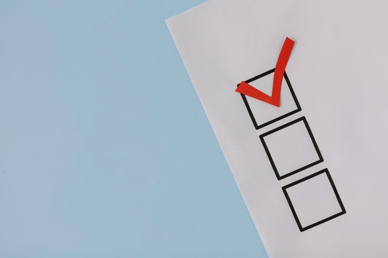Business evaluation checklist on a desk with a laptop and sticky notes
