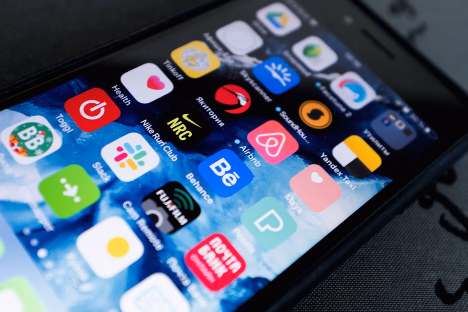 Bar chart comparing Day-1, Day-7, and Day-30 mobile app retention rates across app categories in 2026