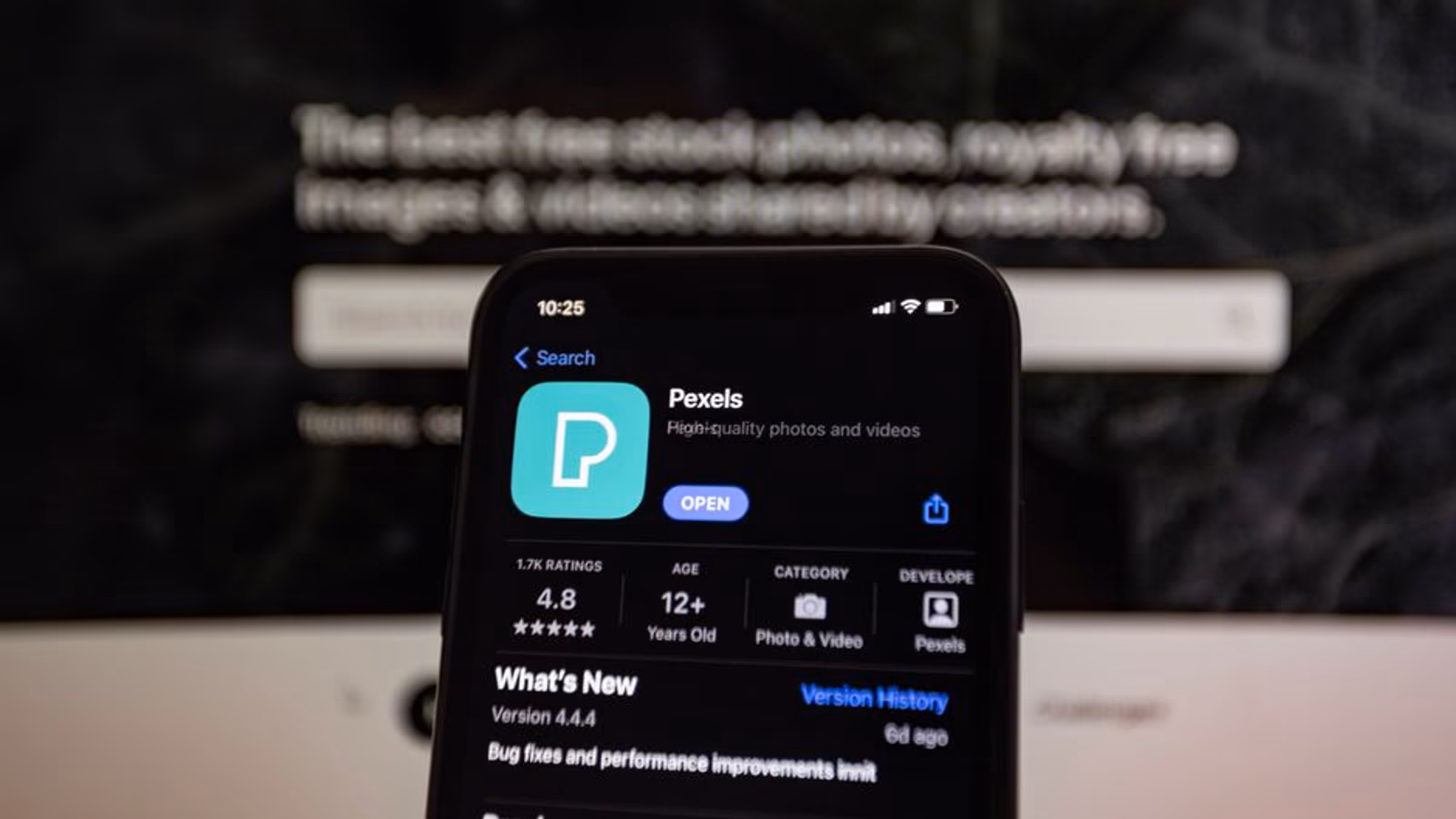 Side-by-side comparison of Google Play and Apple App Store rating displays on a smartphone screen