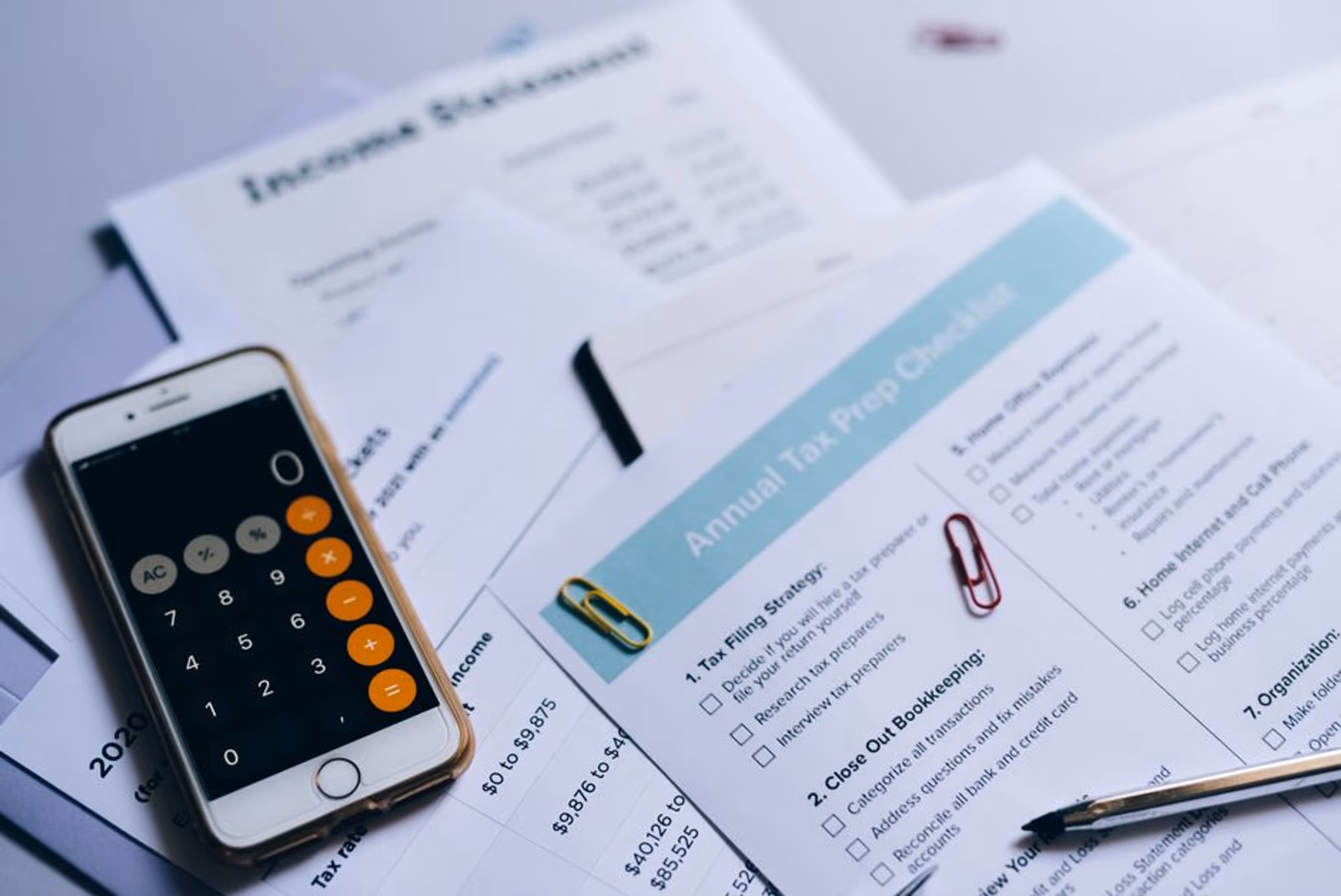 A checklist and analytics dashboard representing a mobile app marketing audit